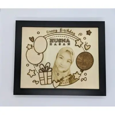 Gambar ukiran kayu dengan frame 8R hadiah harijadi / ulangtahun / perpisahan / gift / custom