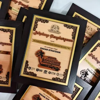 Js Pewter Custom Made Budget Plaque Plaque Penghargaan with Premium Songket Box Aluminium Metal